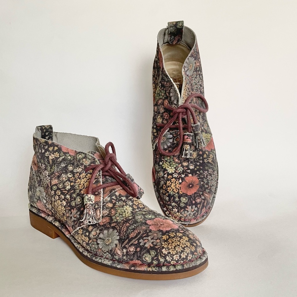 Hush Puppies Women’s Black Suede Leather Chukka Boots Floral Pattern GUC Sz 7.5